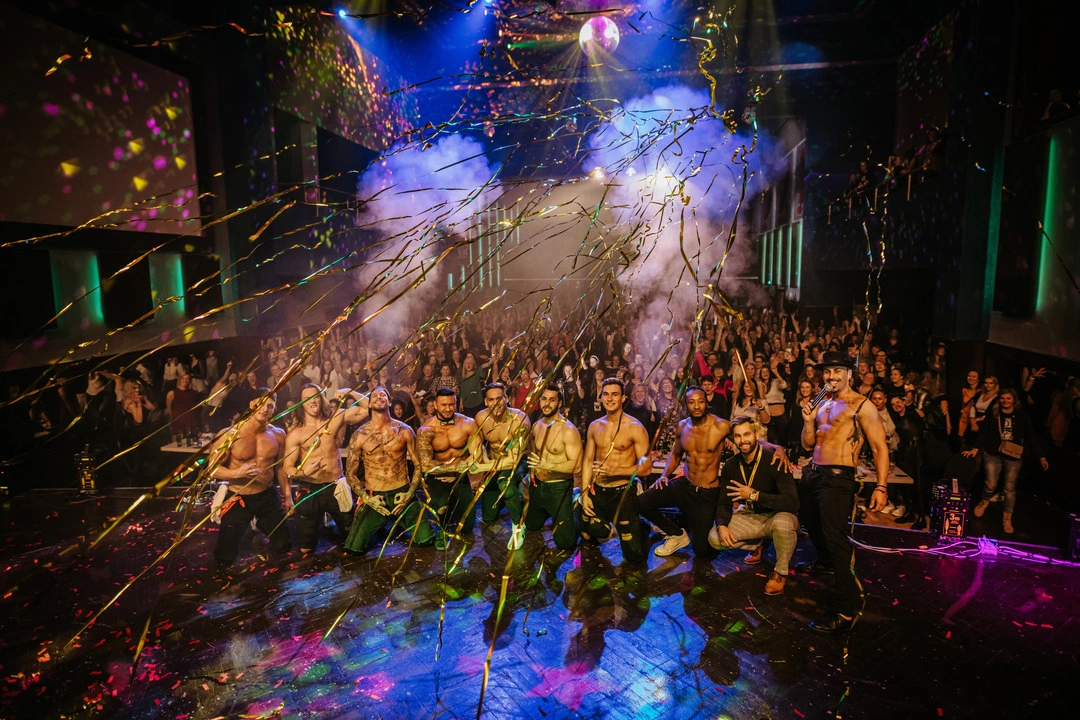 Unforgettable Men4Queen